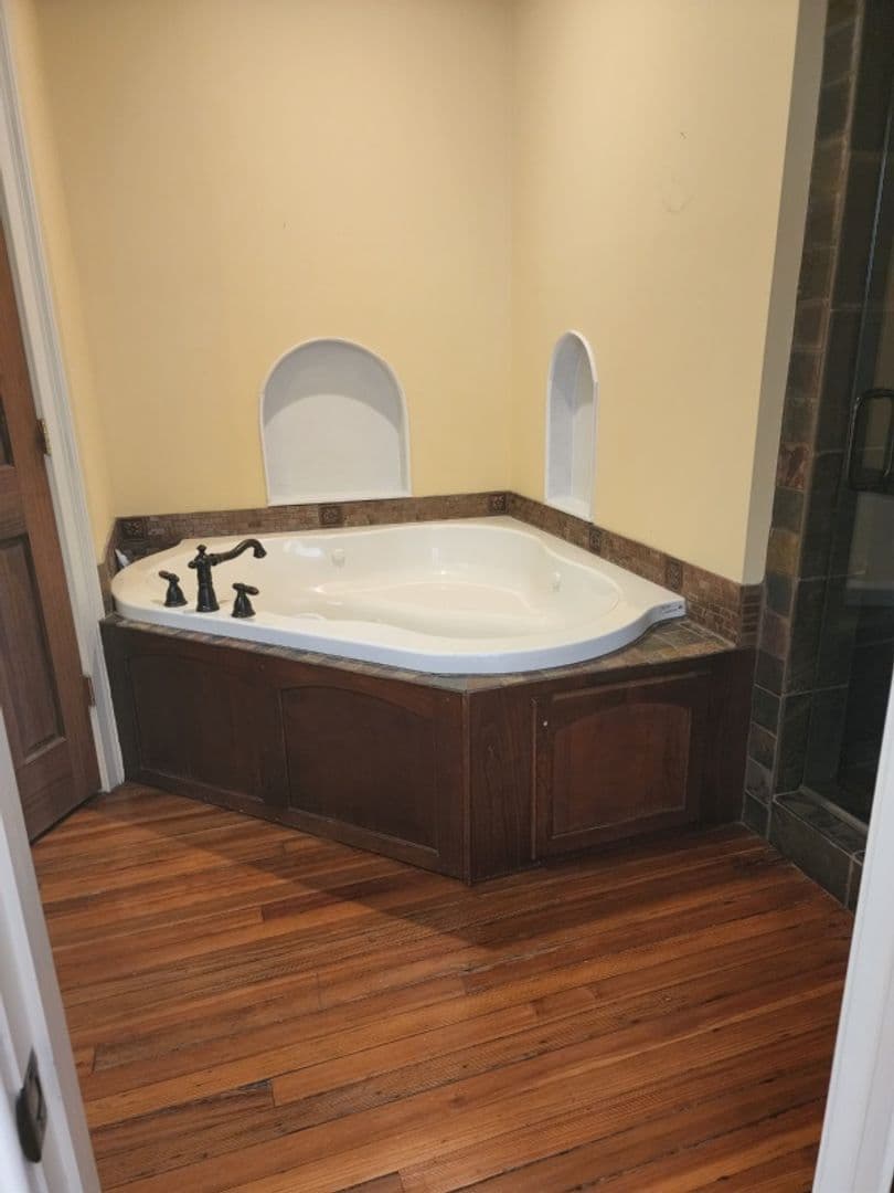 Gainesville Apartment: 114 Washington St. SE