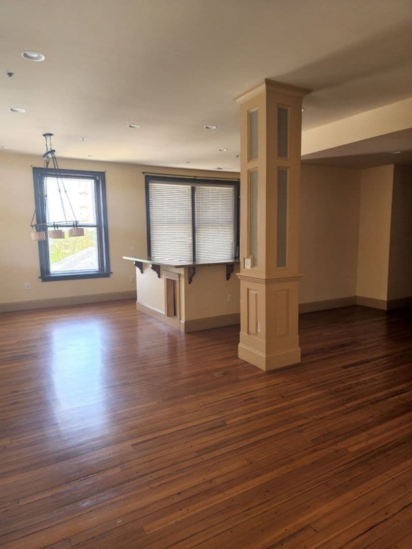 Gainesville Apartment: 114 Washington St. SE