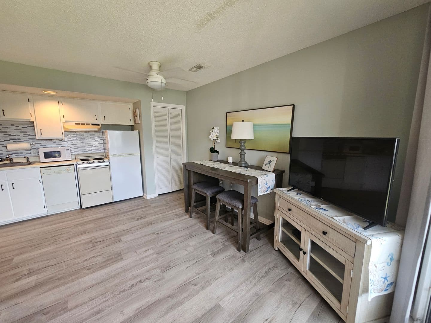 Little River Apartment: 1025 Plantation Drive W