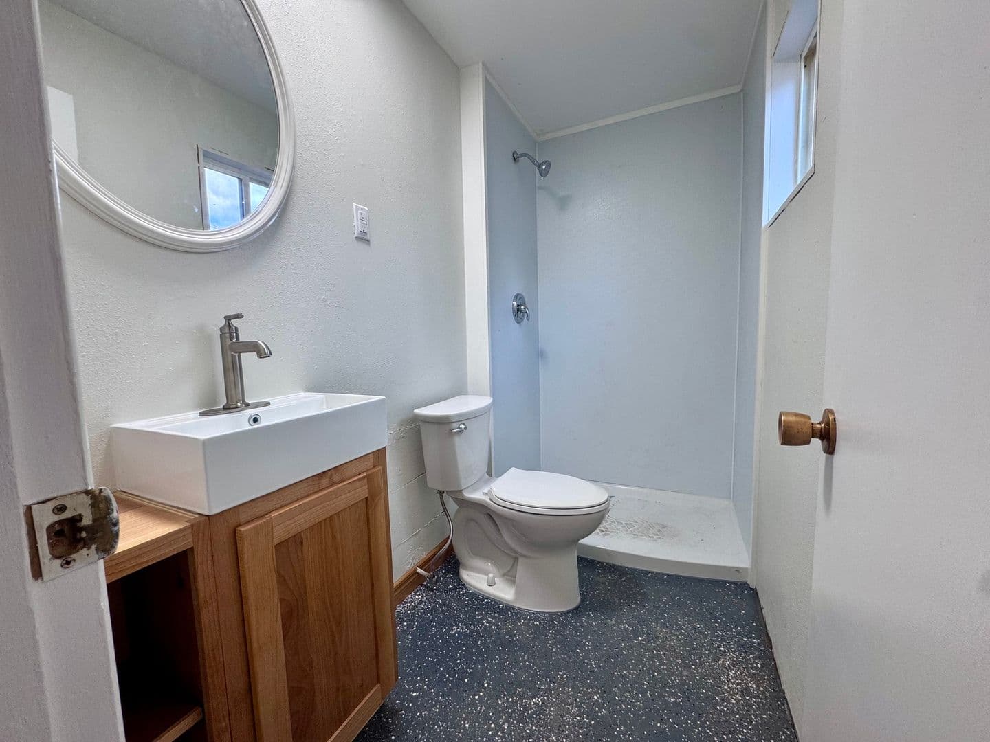 La Grande Apartment: 2414 Empire Dr.