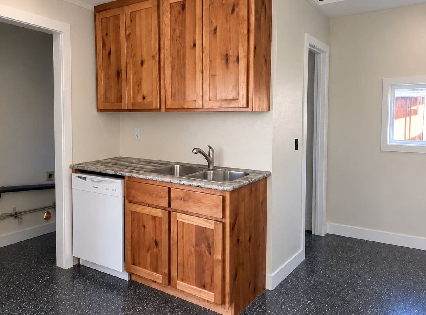 La Grande Apartment: 2414 Empire Dr.