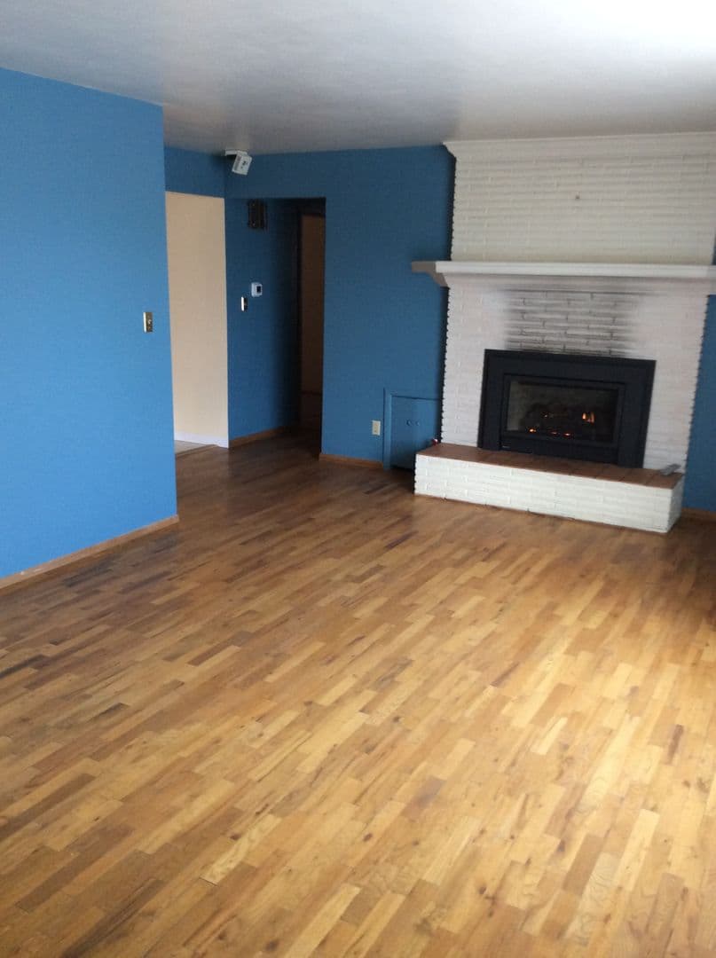 La Grande Apartment: 403 or 405 B Ave