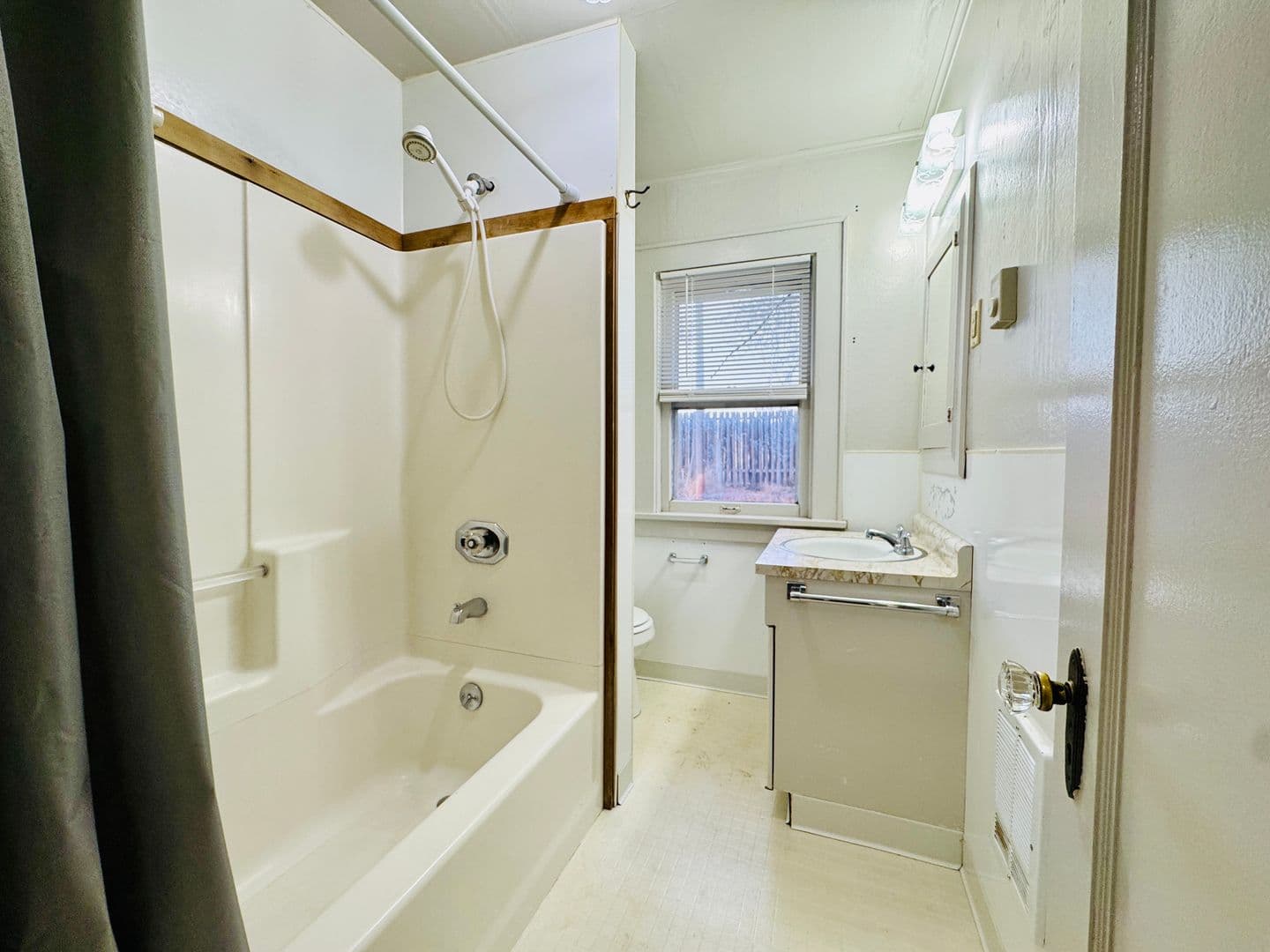 La Grande House: 3401 Cove Ave