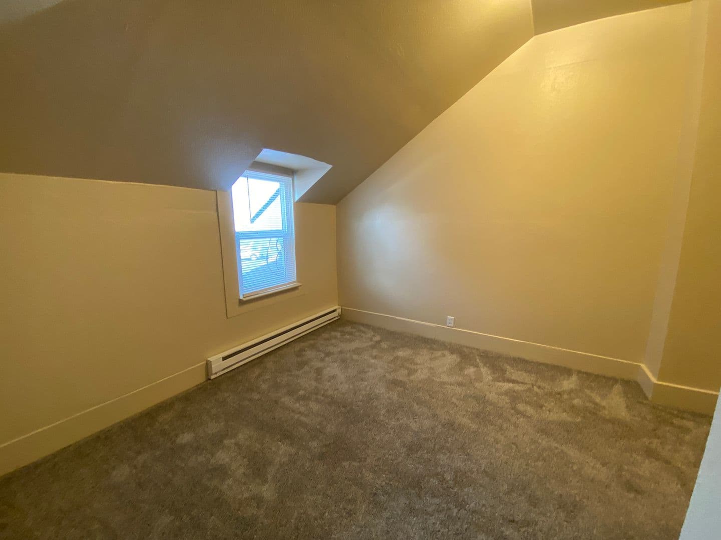 La Grande Apartment: 1508 N Ave