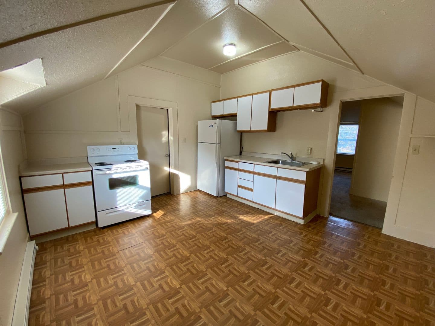 La Grande Apartment: 1508 N Ave