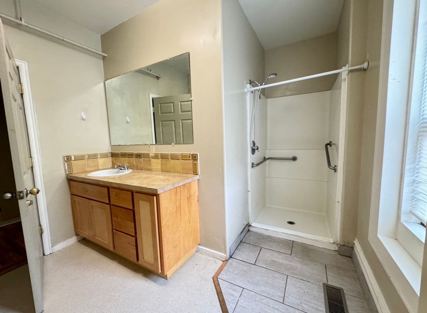 La Grande Apartment: 2109 3rd st