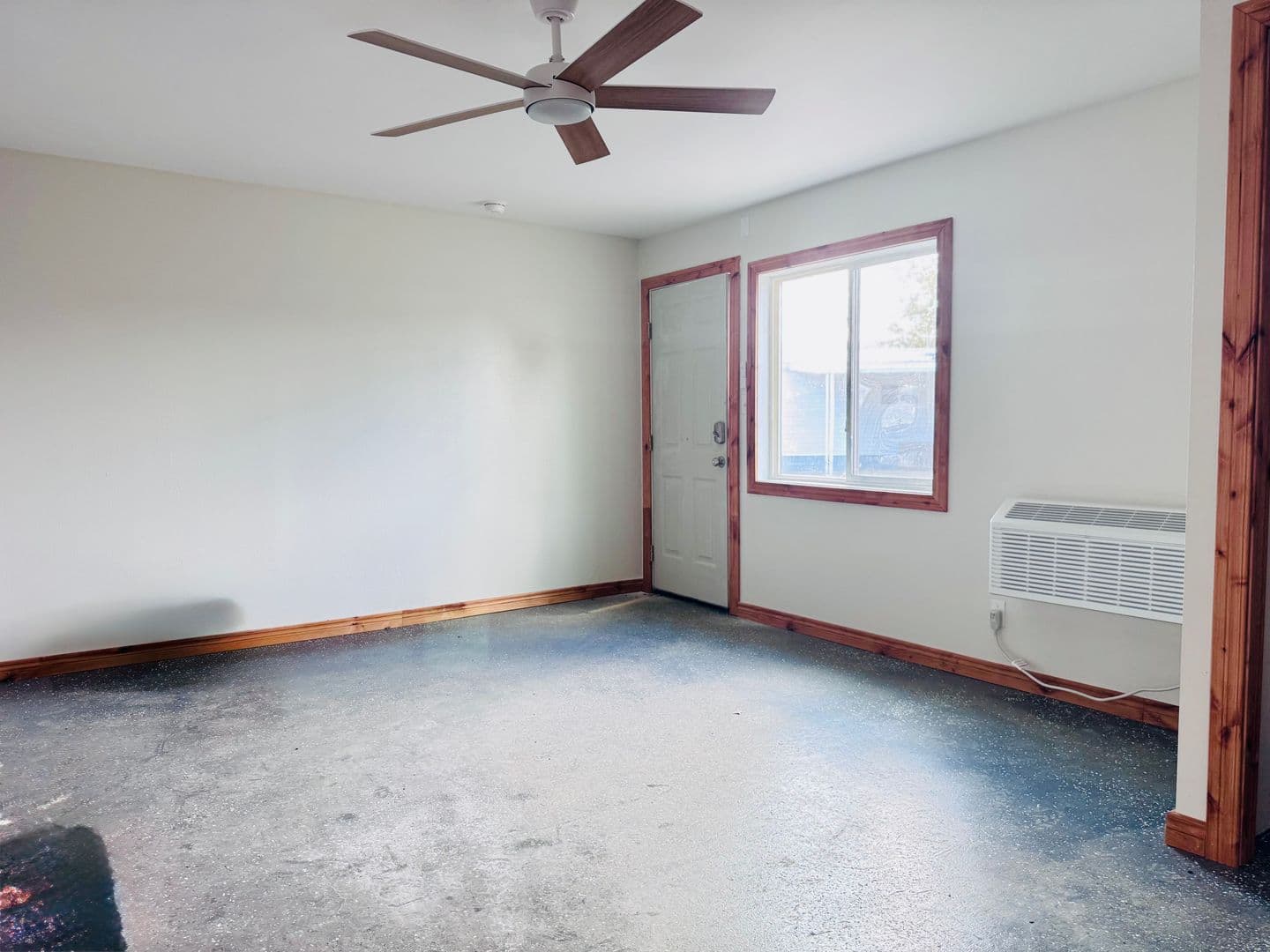 La Grande Apartment: 2414 Empire Dr.