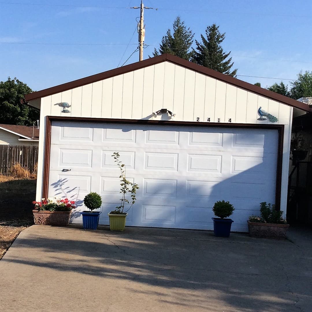 La Grande Apartment: 2414 Empire Dr.