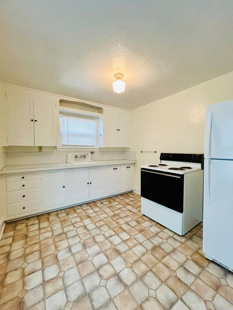 La Grande Apartment: 1904 3rd Street