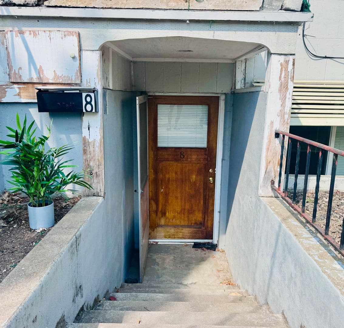 La Grande Apartment: 1606 & 1608 & 1610 4th street