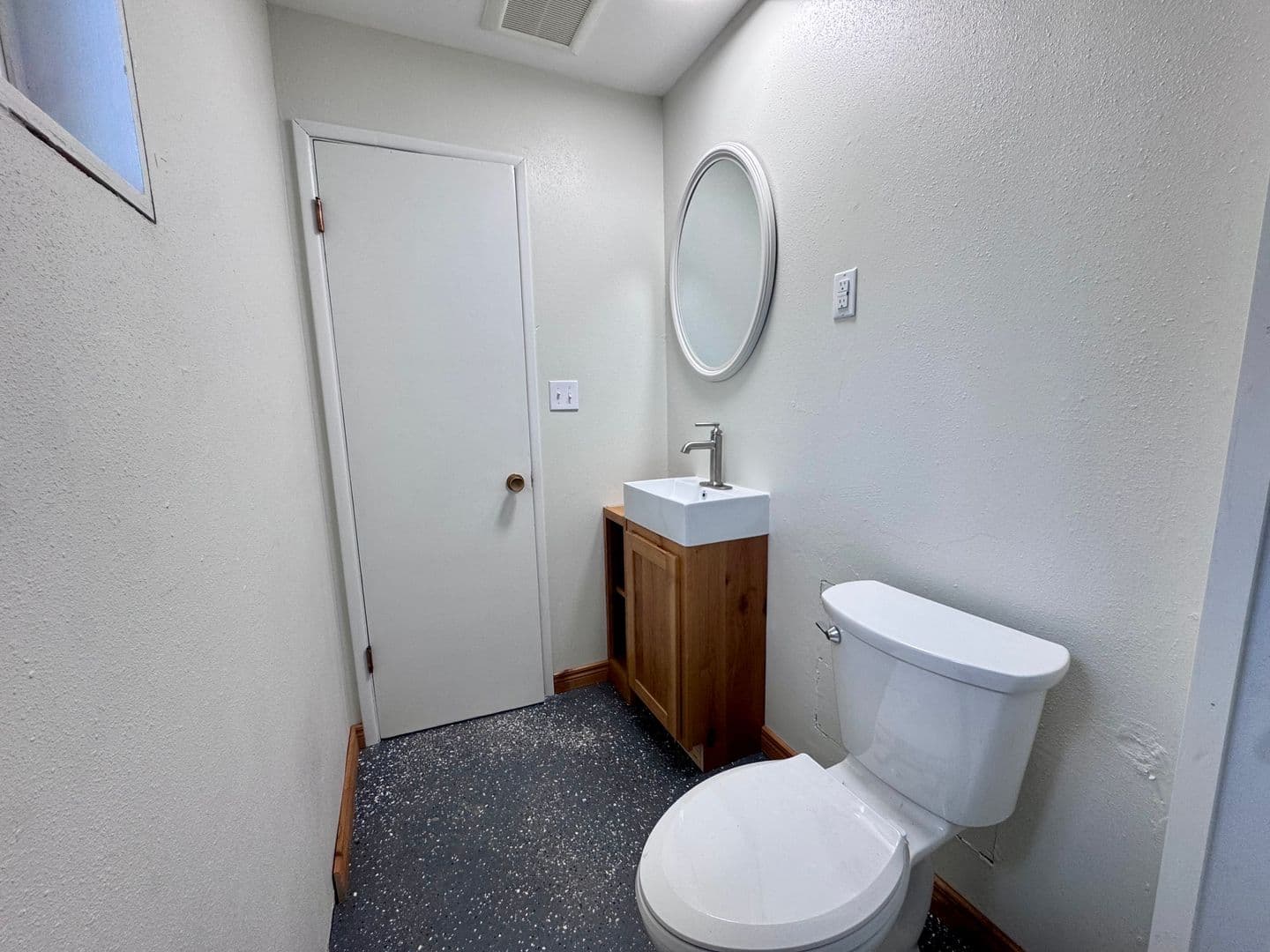 La Grande Apartment: 2414 Empire Dr.