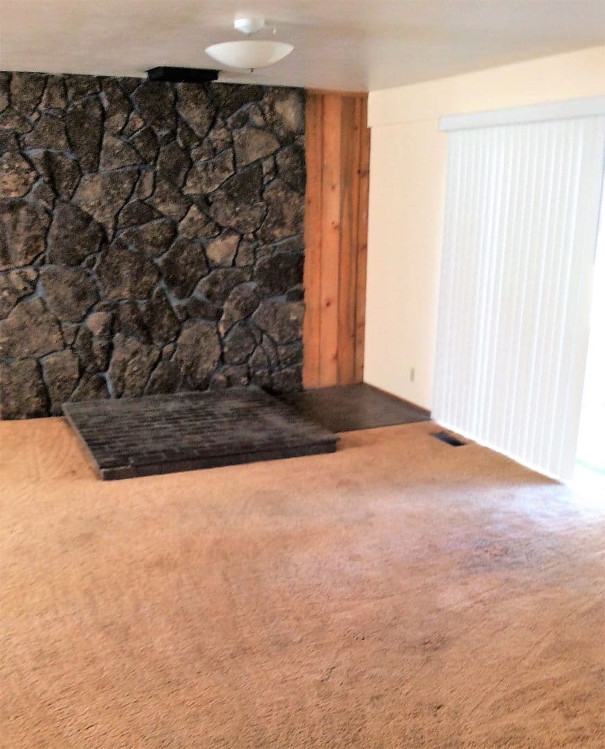 La Grande Apartment: 403 or 405 B Ave