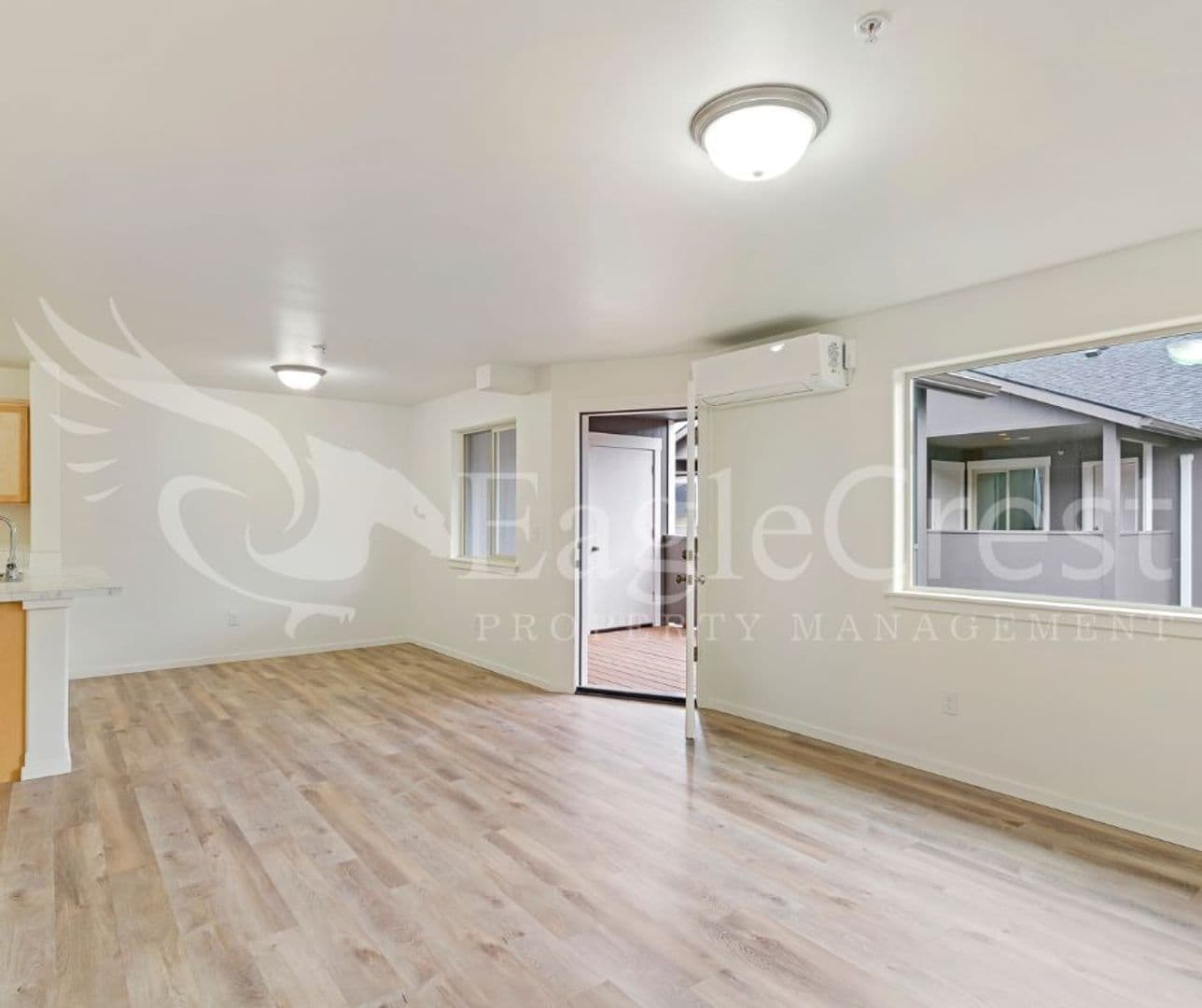 College Place Apartment: 942 NE Spitzenburg St