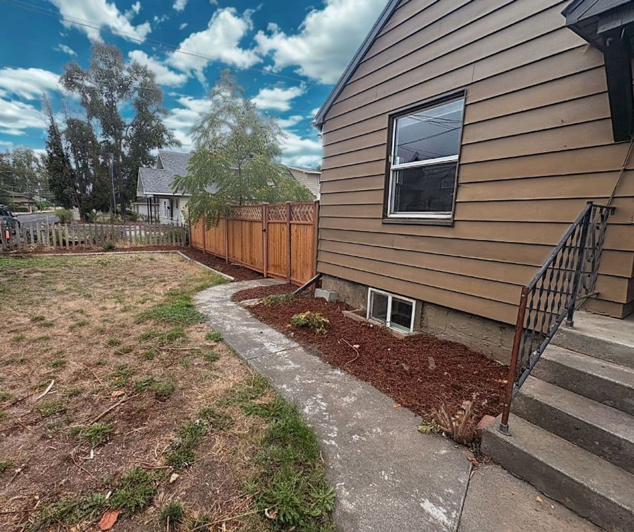 College Place Apartment: 127 SW 6th St.