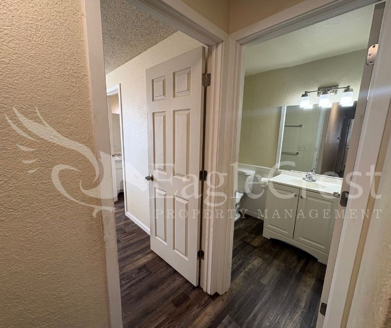 College Place Apartment: 320 NE C St