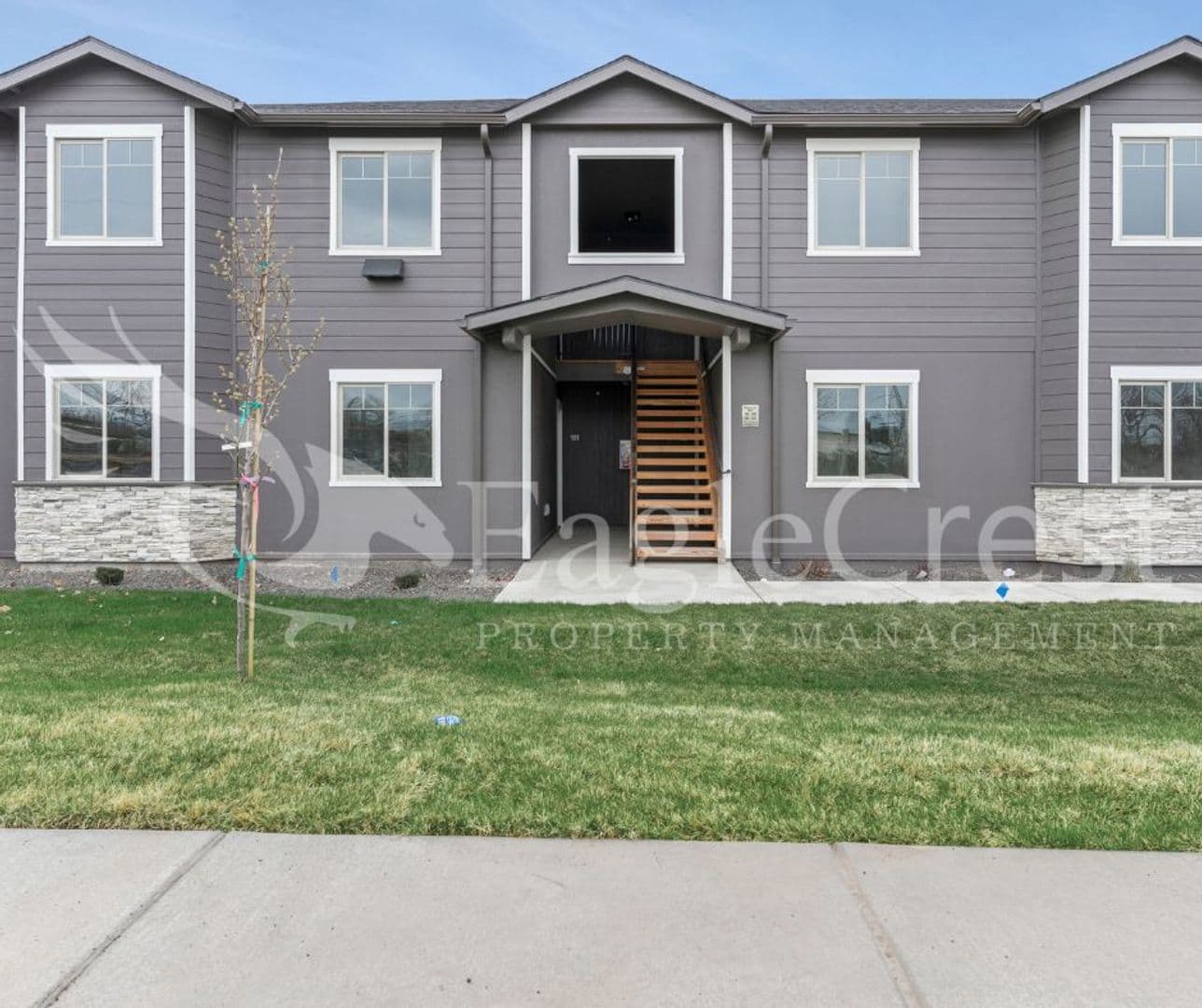 College Place Apartment: 942 NE Spitzenburg St