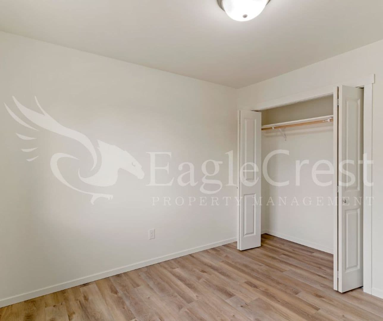 College Place Apartment: 942 NE Spitzenburg St
