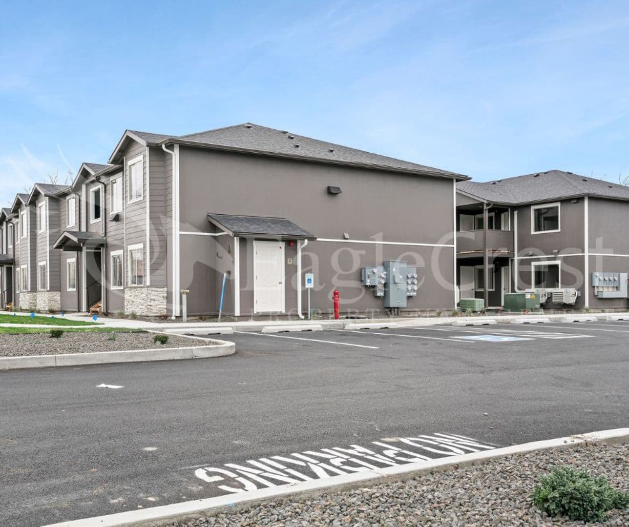 College Place Apartment: 942 NE Spitzenburg St