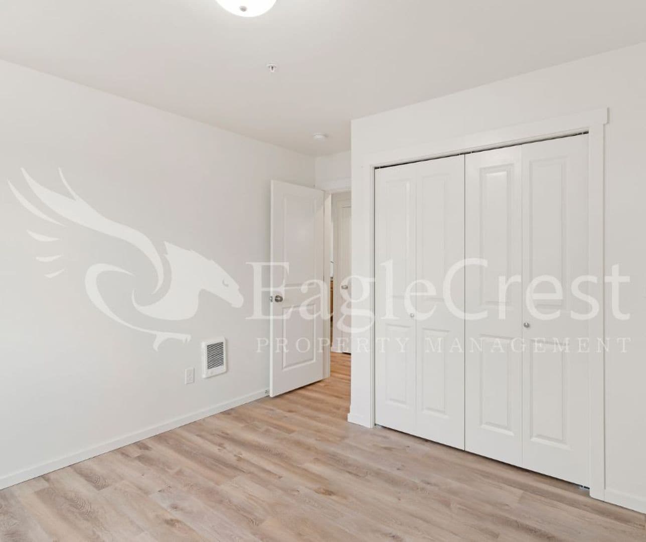 College Place Apartment: 942 NE Spitzenburg St