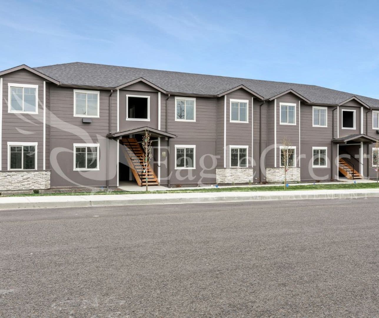 College Place Apartment: 942 NE Spitzenburg St