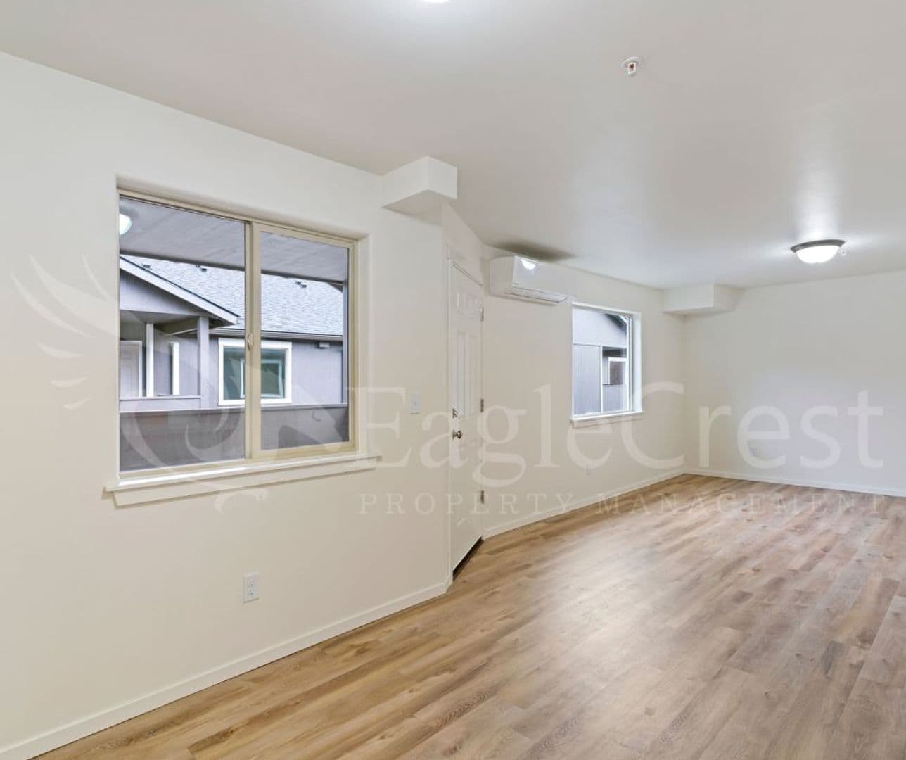 College Place Apartment: 942 NE Spitzenburg St