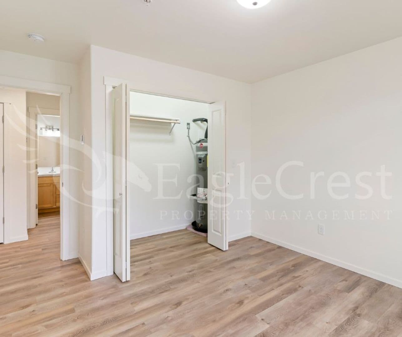 College Place Apartment: 942 NE Spitzenburg St