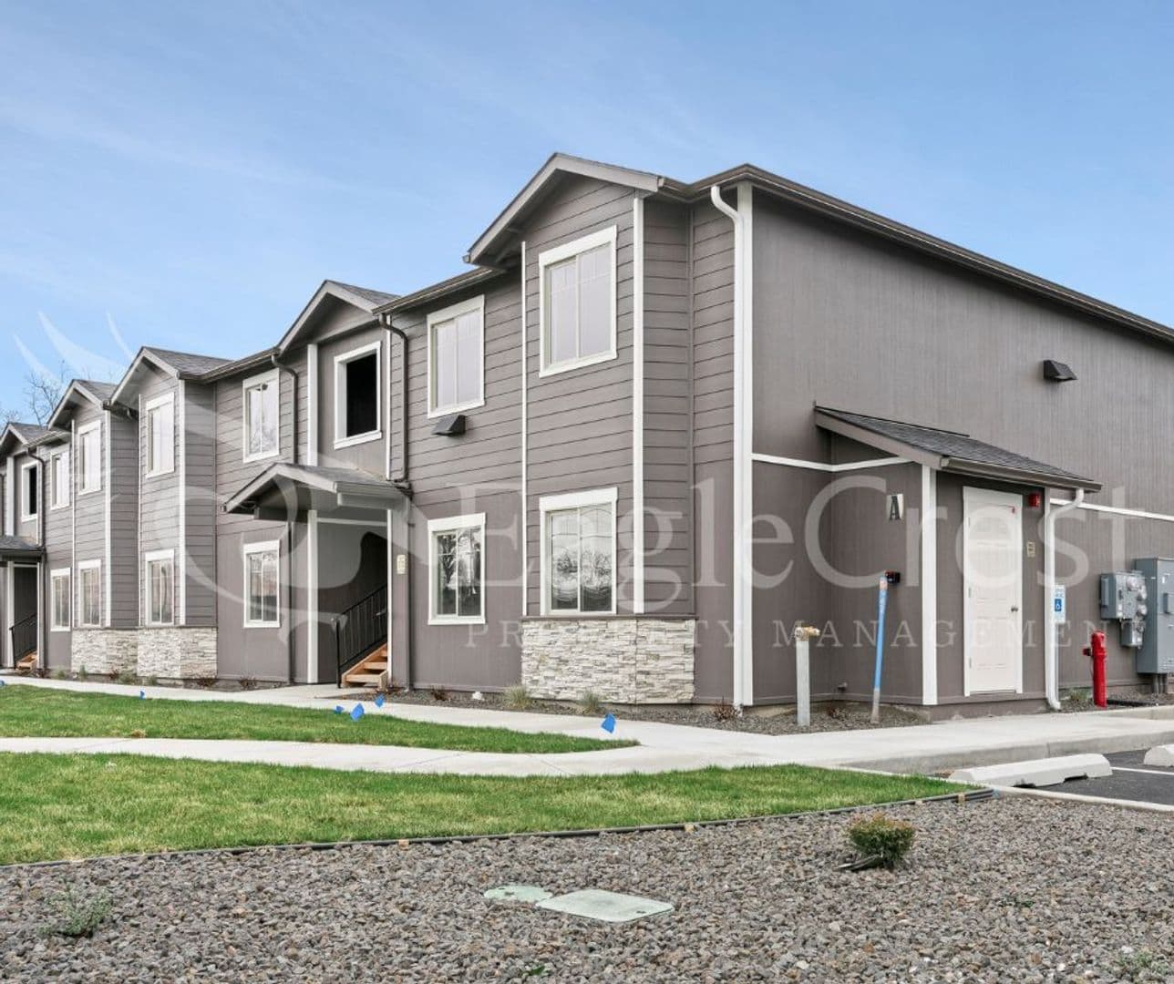 College Place Apartment: 942 NE Spitzenburg St