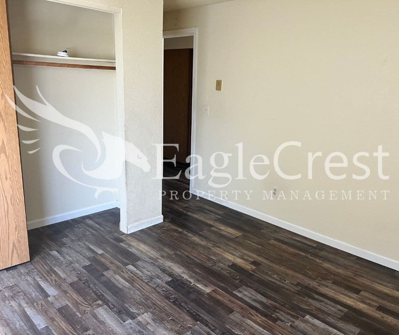 College Place Apartment: 320 NE C St