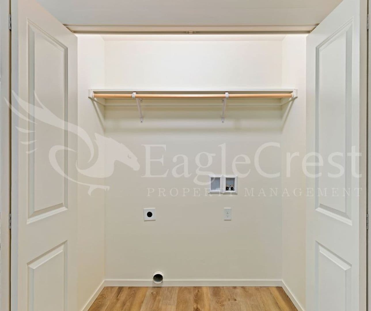 College Place Apartment: 942 NE Spitzenburg St