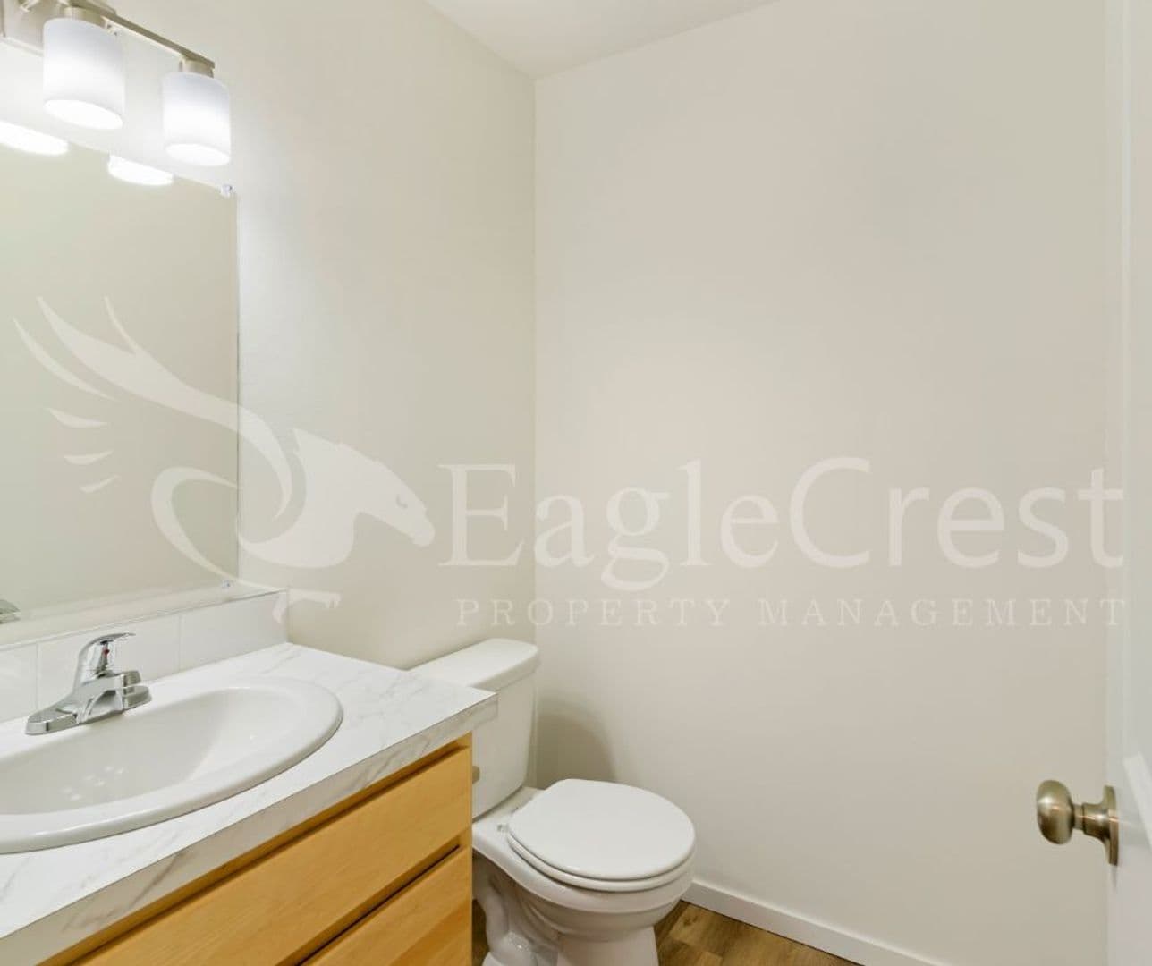 College Place Apartment: 942 NE Spitzenburg St