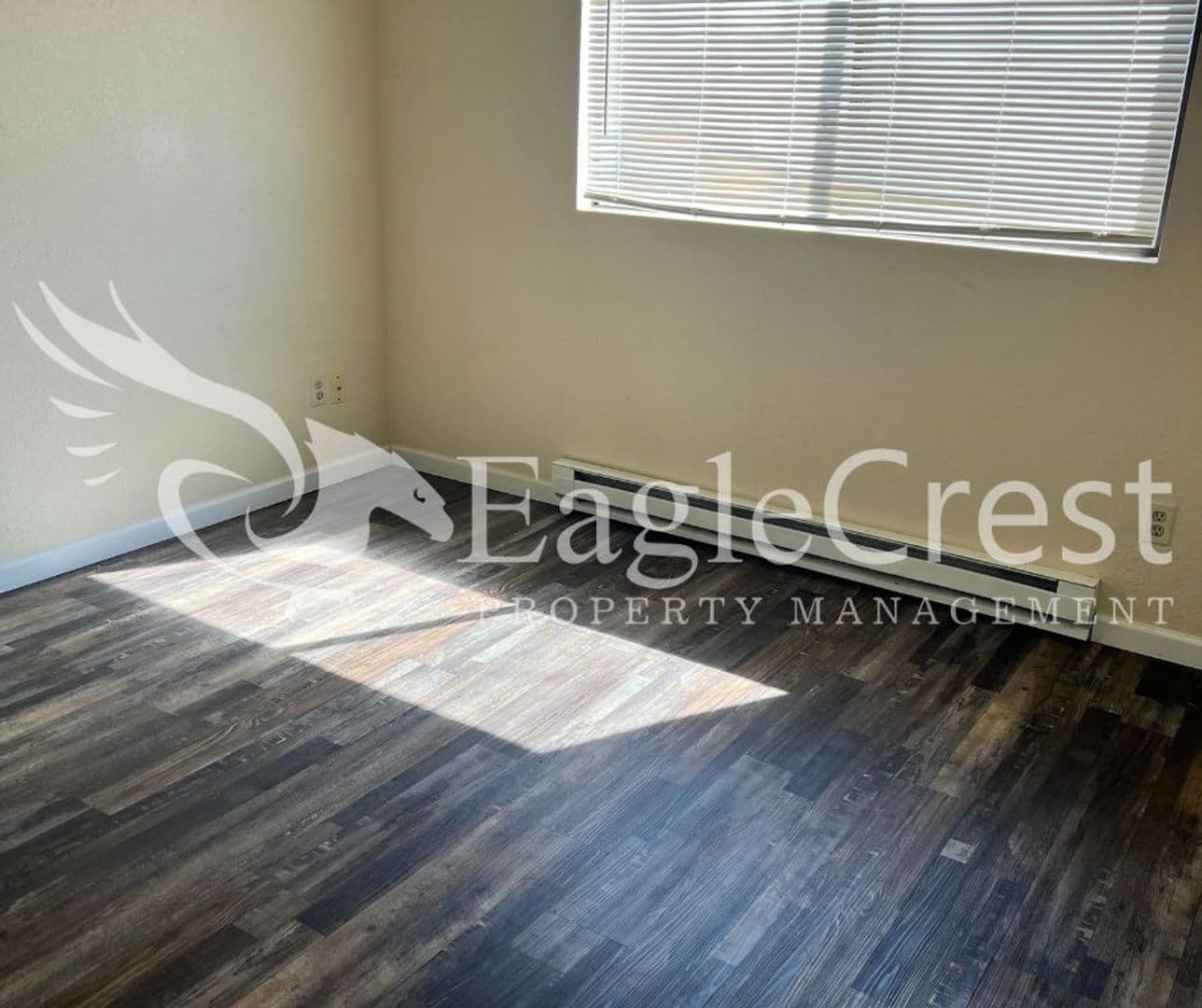 College Place Apartment: 320 NE C St