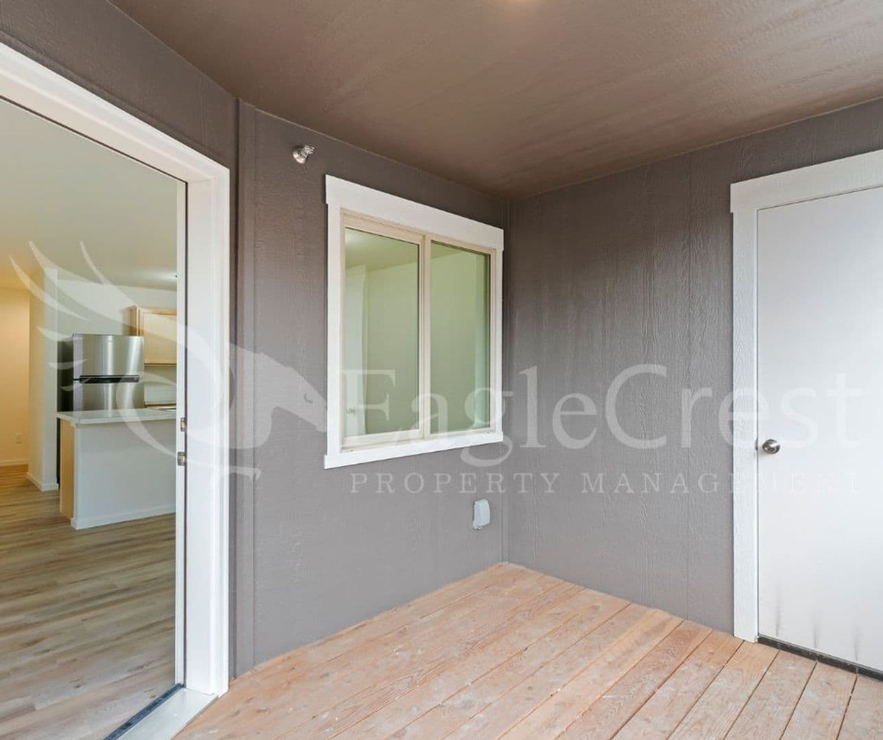 College Place Apartment: 942 NE Spitzenburg St