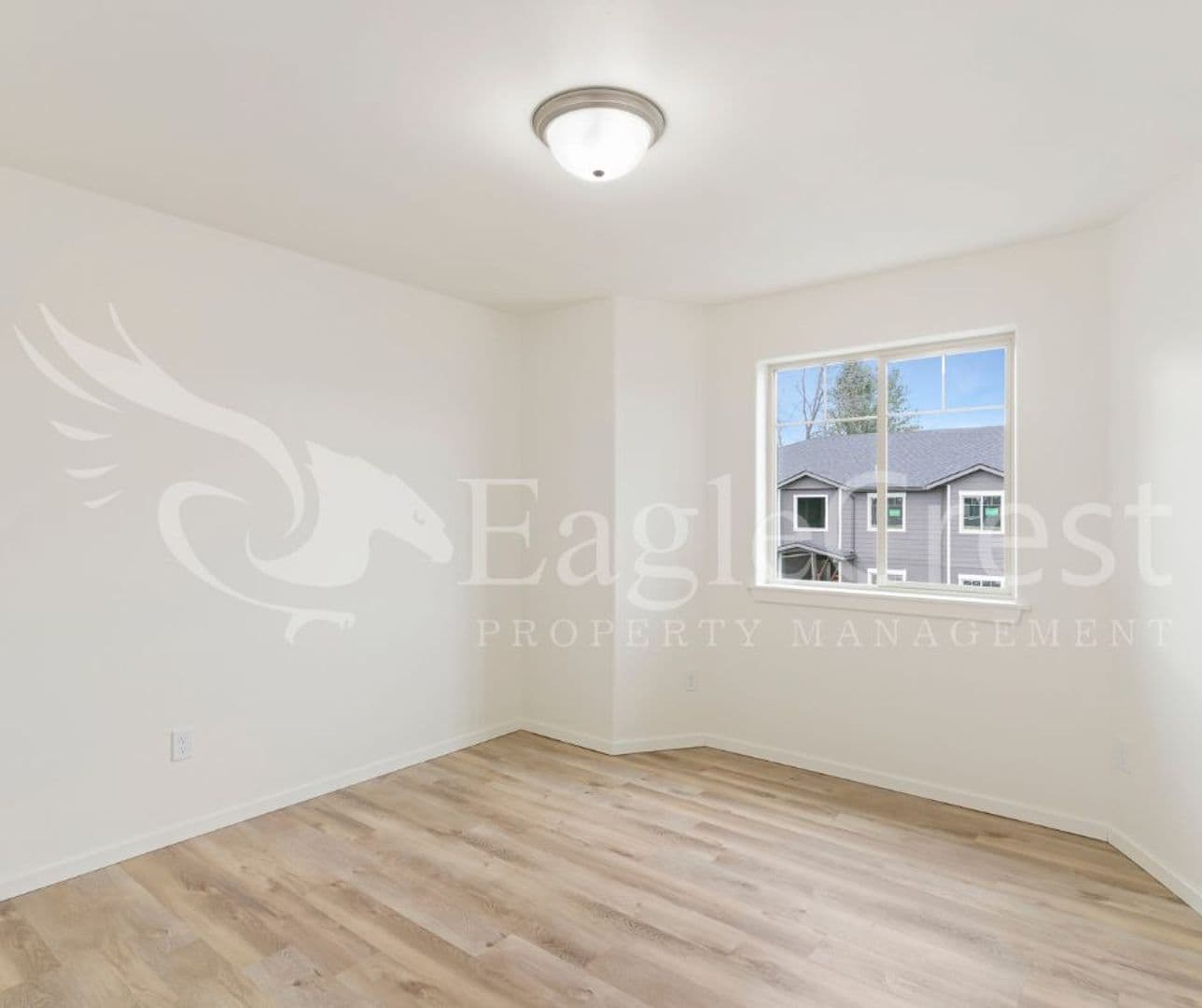 College Place Apartment: 942 NE Spitzenburg St