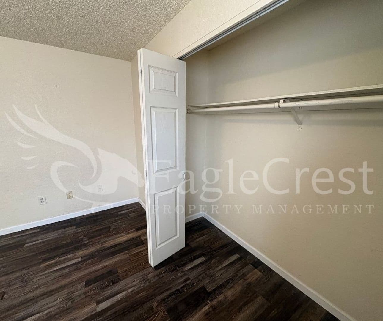 College Place Apartment: 320 NE C St