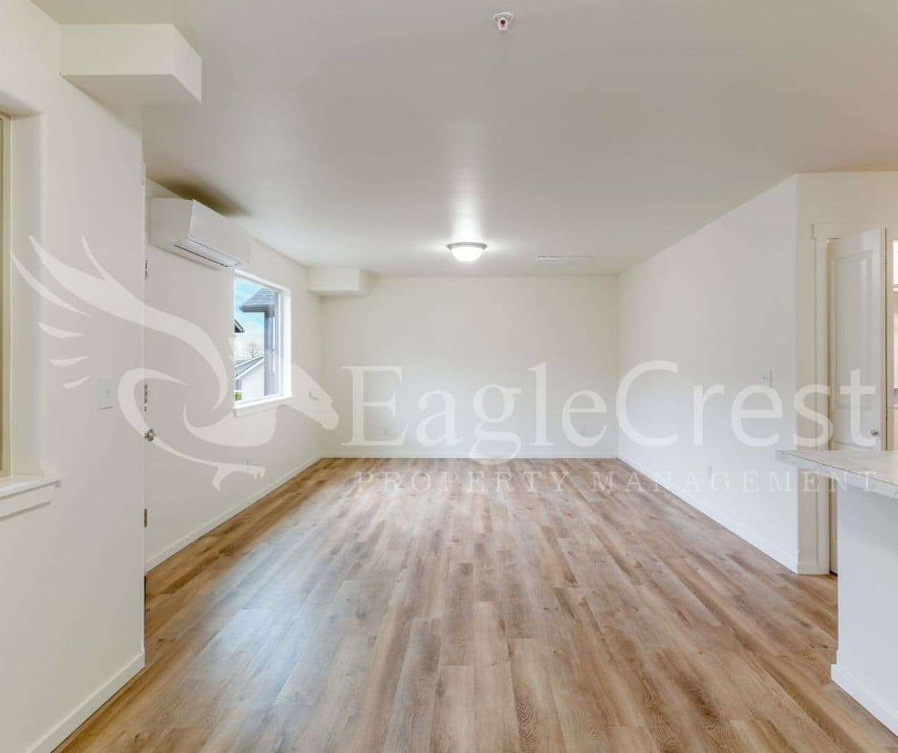 College Place Apartment: 942 NE Spitzenburg St