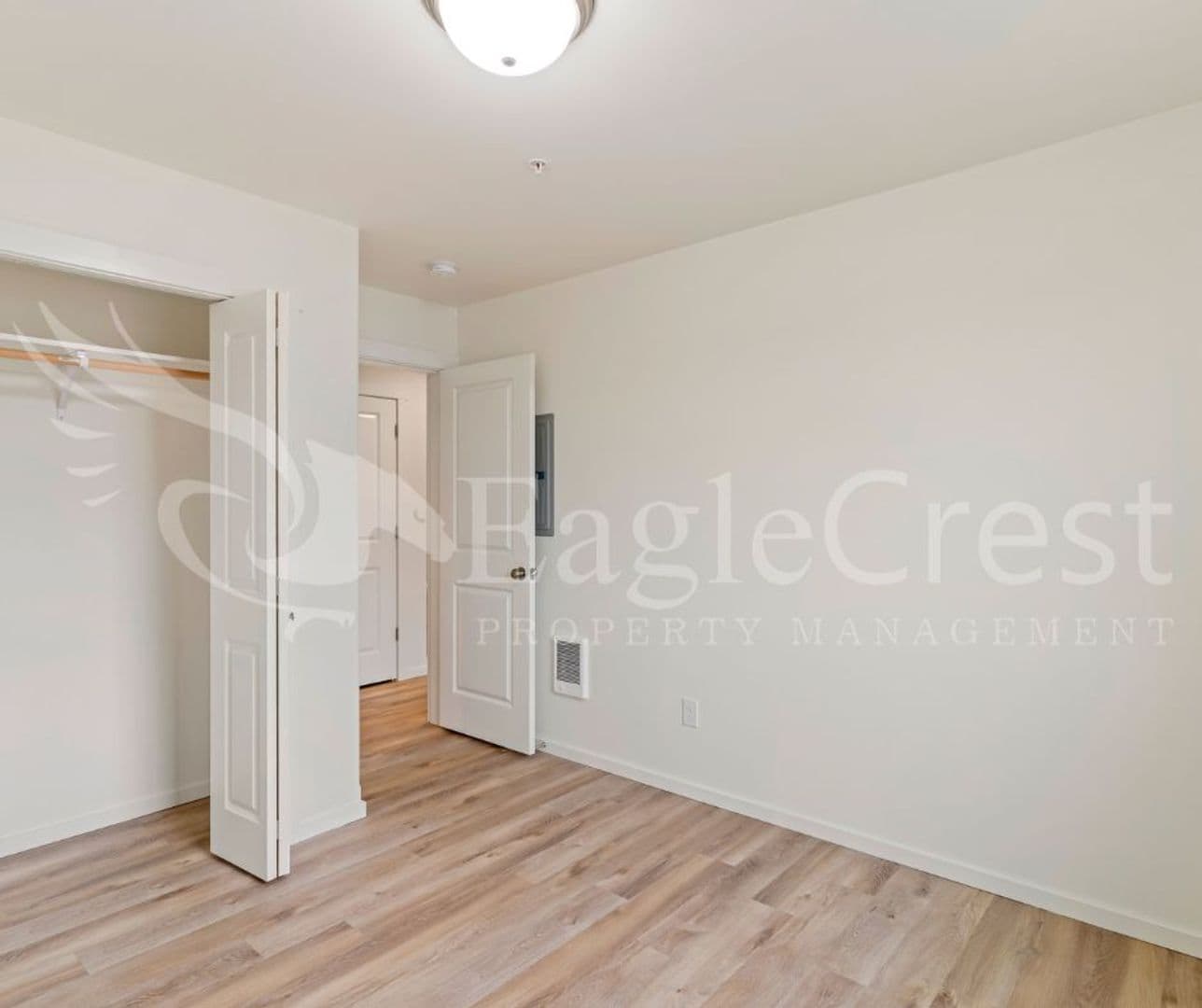 College Place Apartment: 942 NE Spitzenburg St