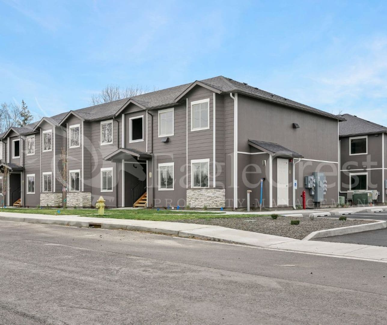 College Place Apartment: 942 NE Spitzenburg St