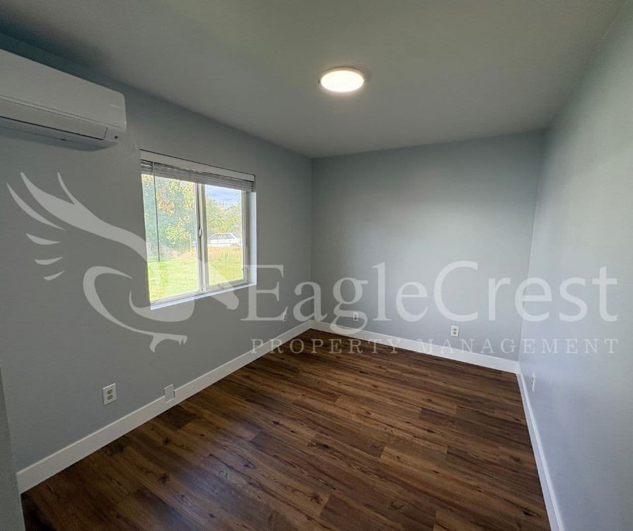 College Place Apartment: 223 SE Roseville Ln