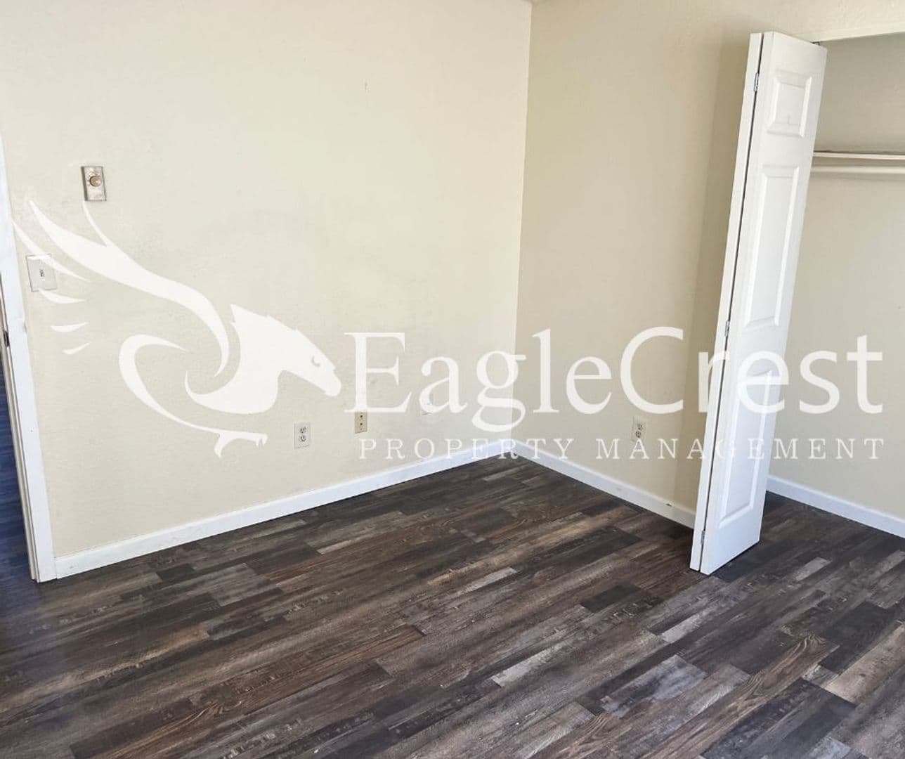 College Place Apartment: 320 NE C St