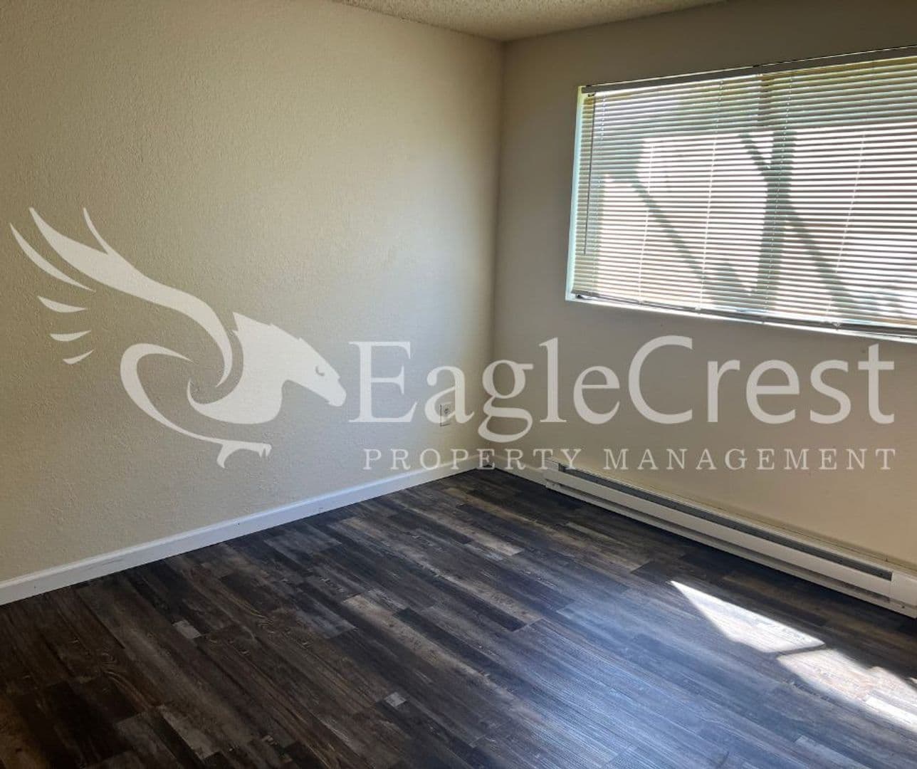 College Place Apartment: 320 NE C St