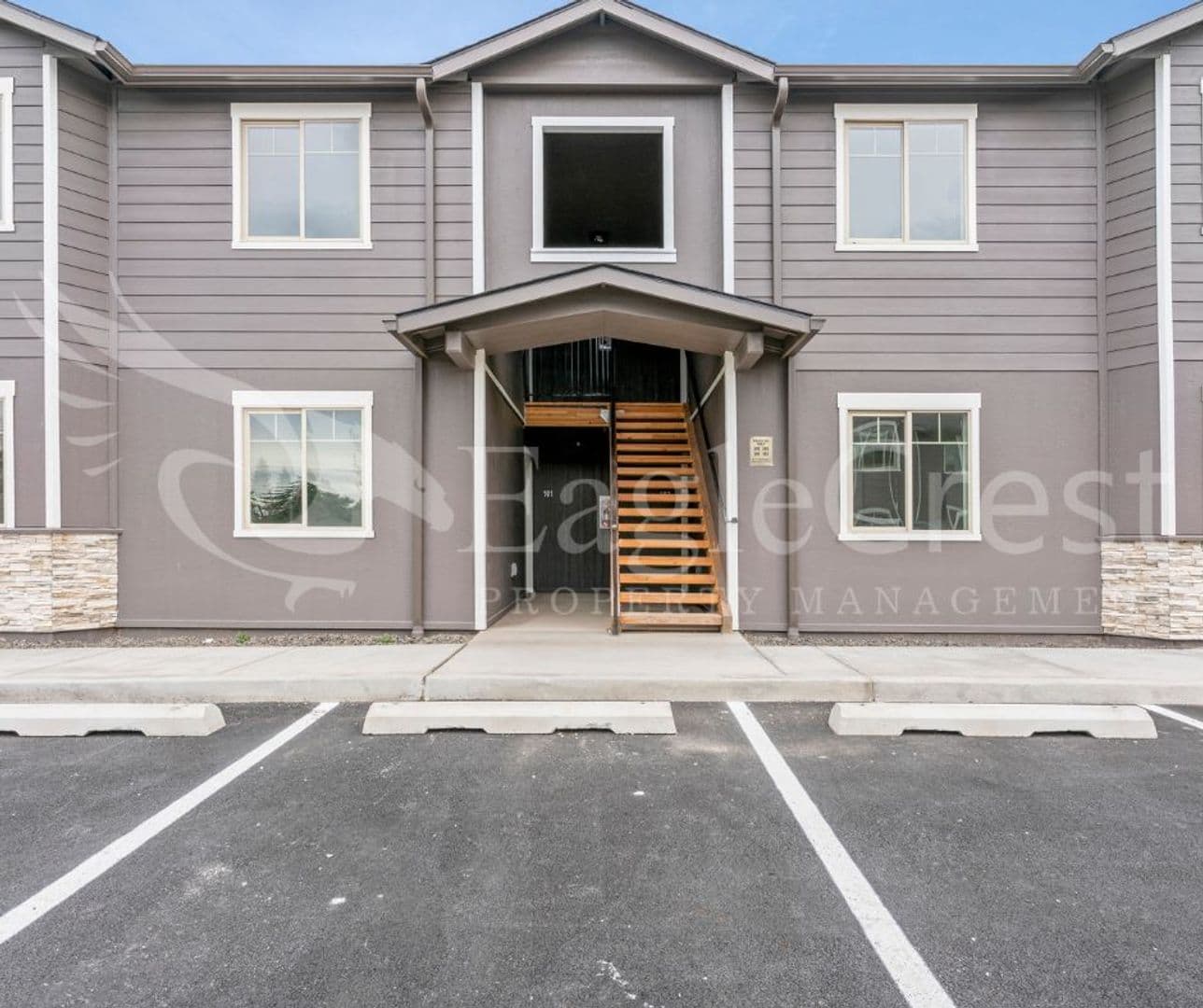 College Place Apartment: 942 NE Spitzenburg St