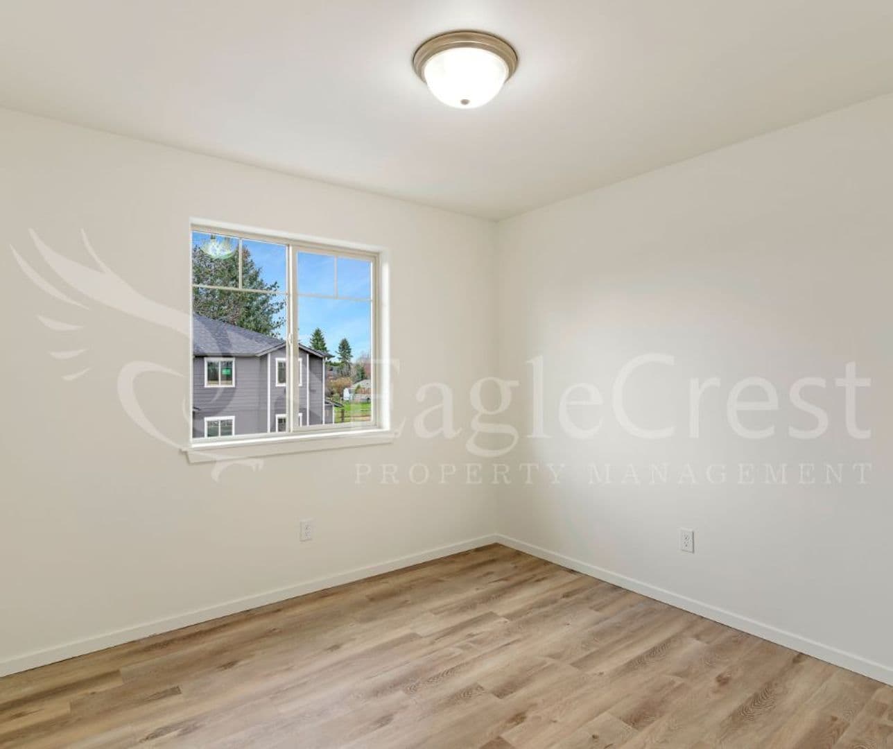 College Place Apartment: 942 NE Spitzenburg St