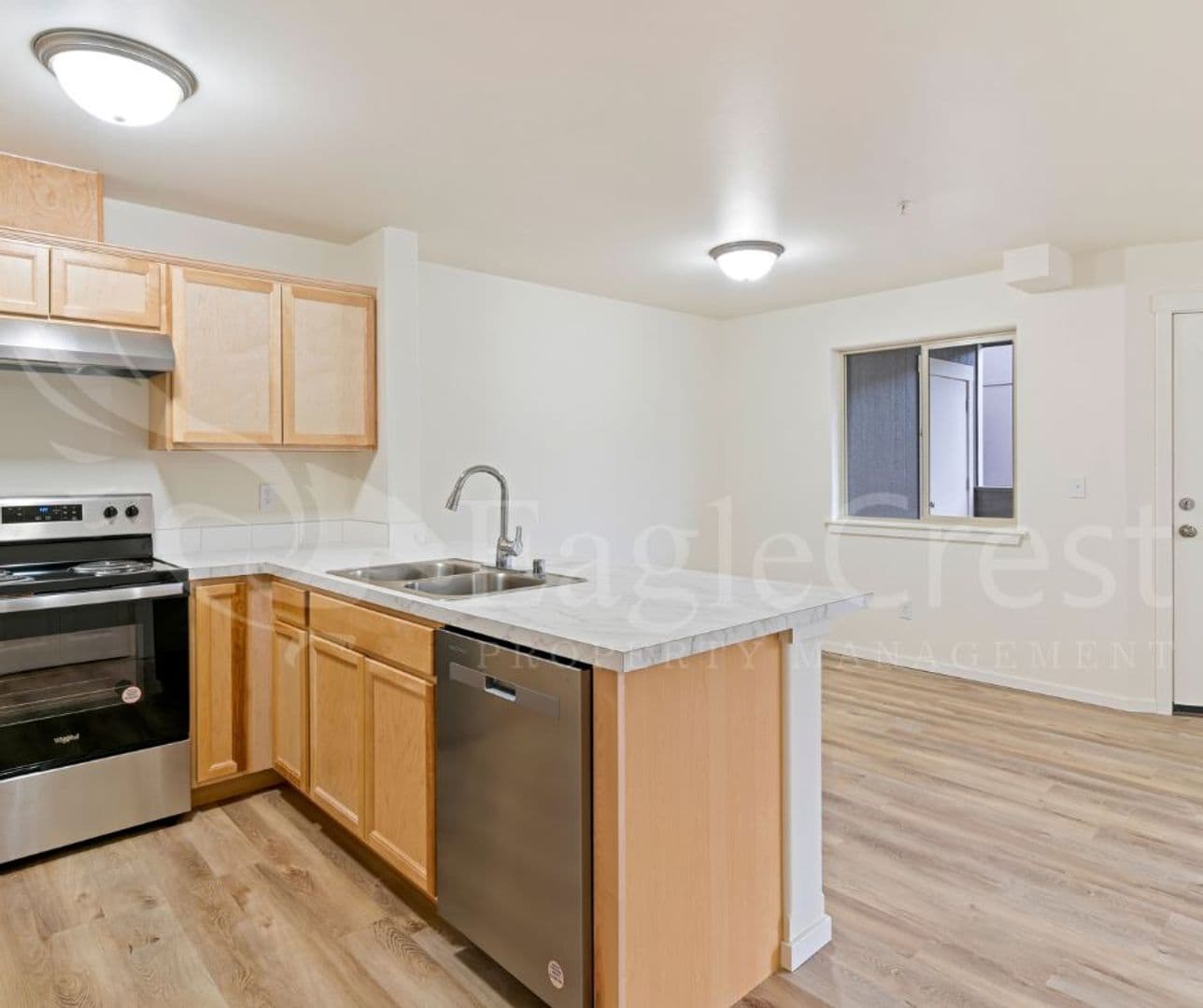 College Place Apartment: 942 NE Spitzenburg St