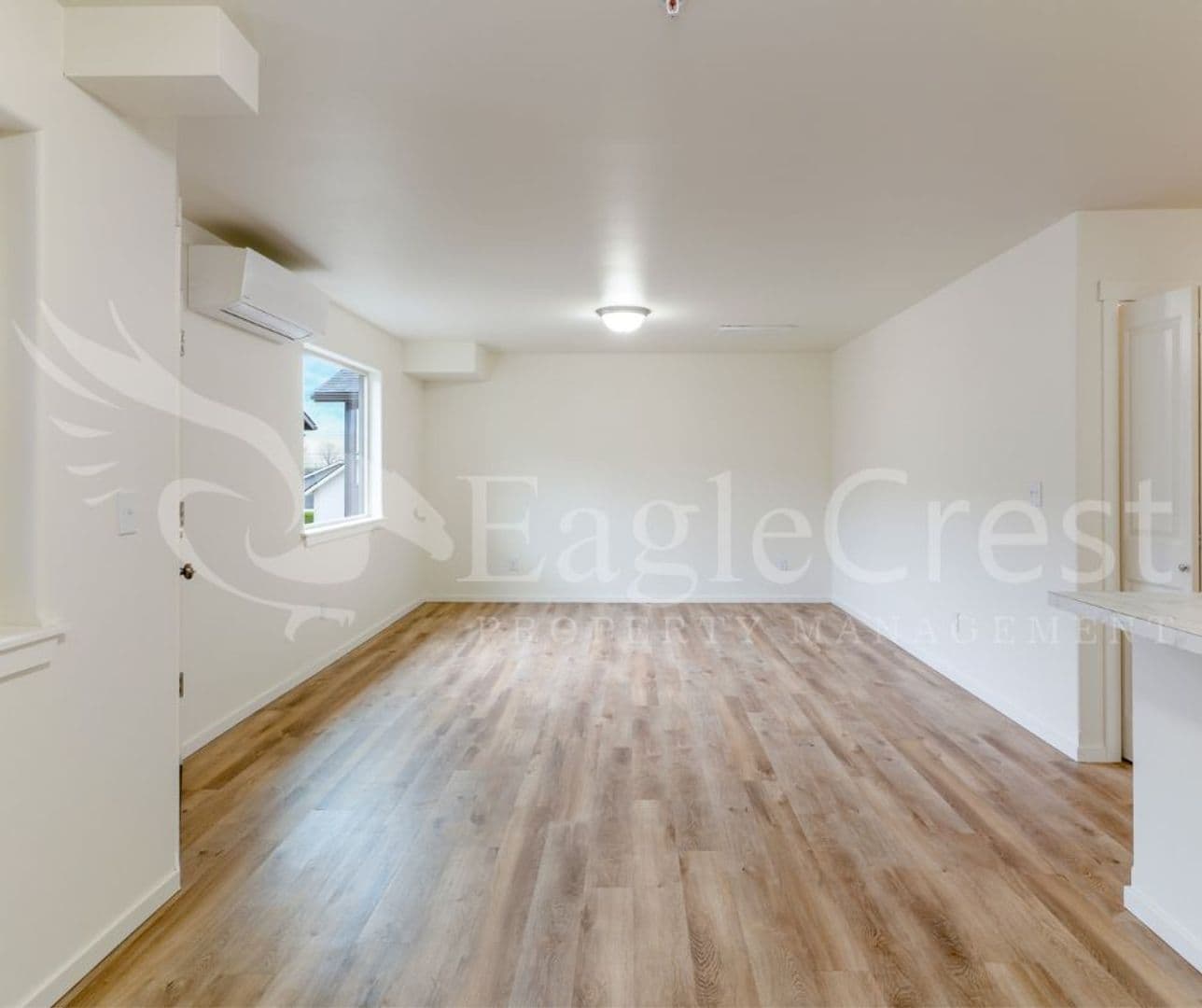 College Place Apartment: 942 NE Spitzenburg St