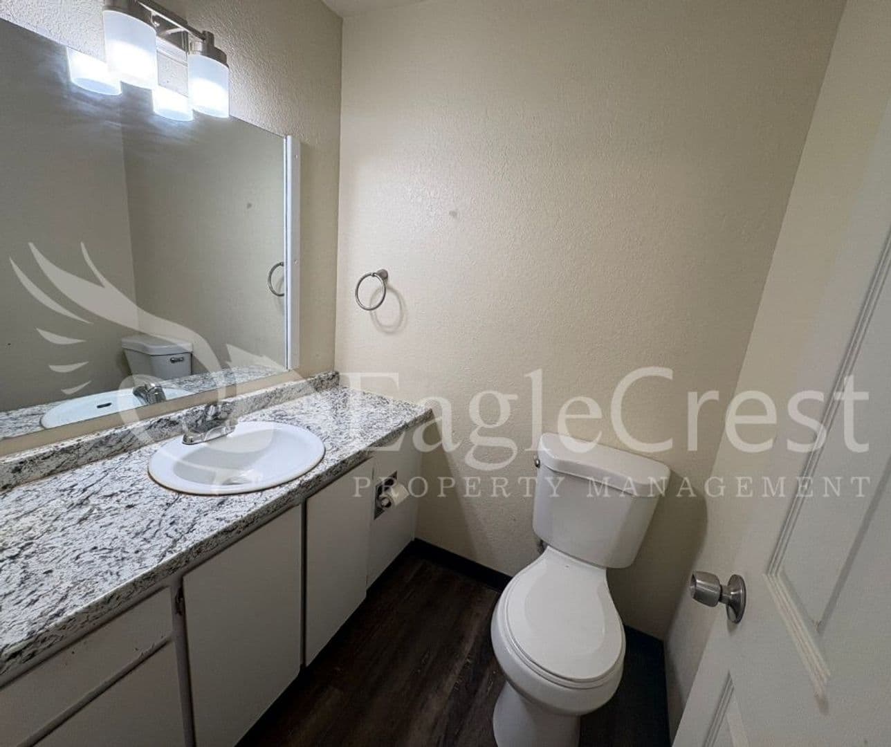 College Place Apartment: 320 NE C St