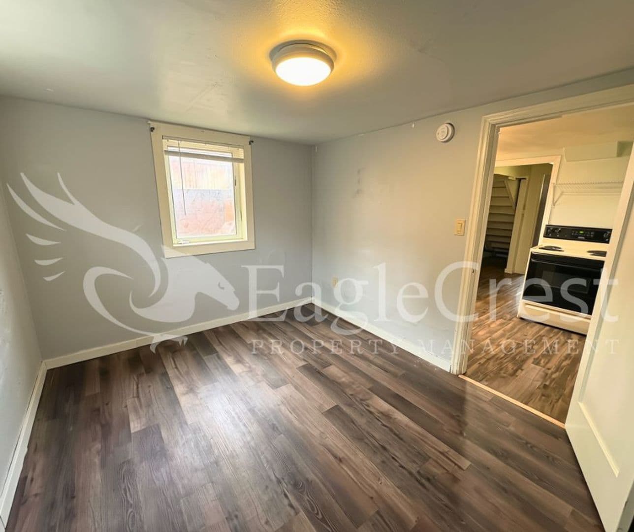 College Place Apartment: 127 SW 6th St.