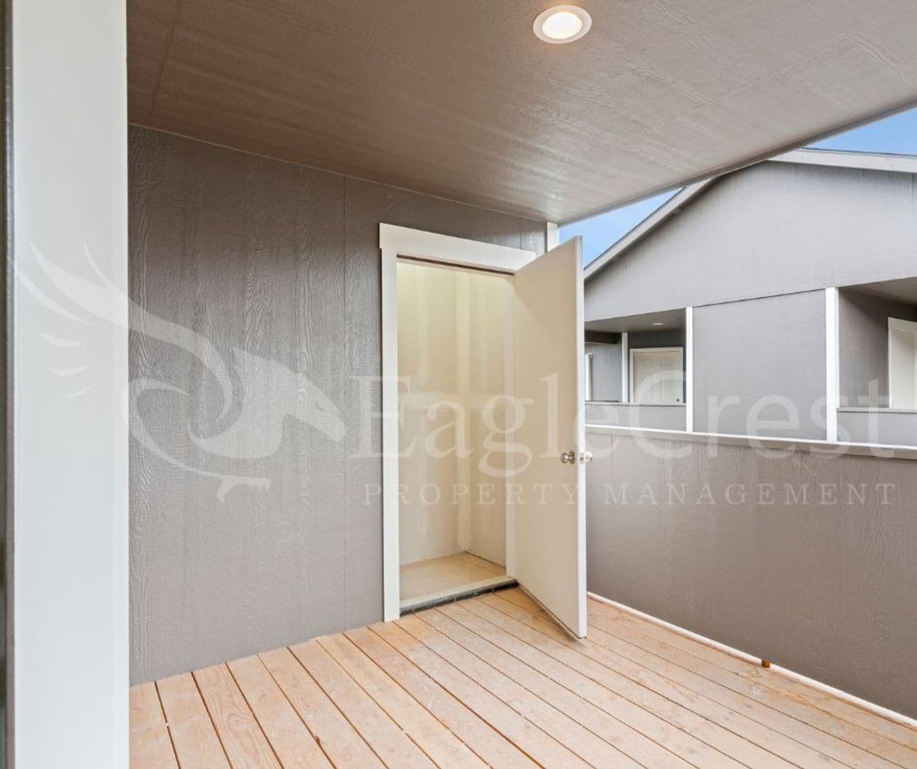 College Place Apartment: 942 NE Spitzenburg St