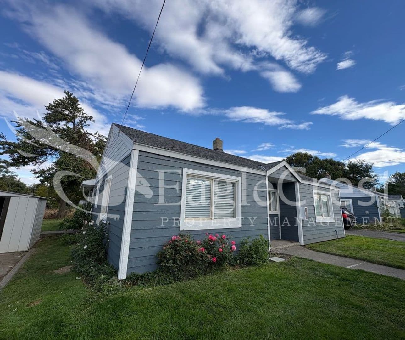 College Place Apartment: 223 SE Roseville Ln