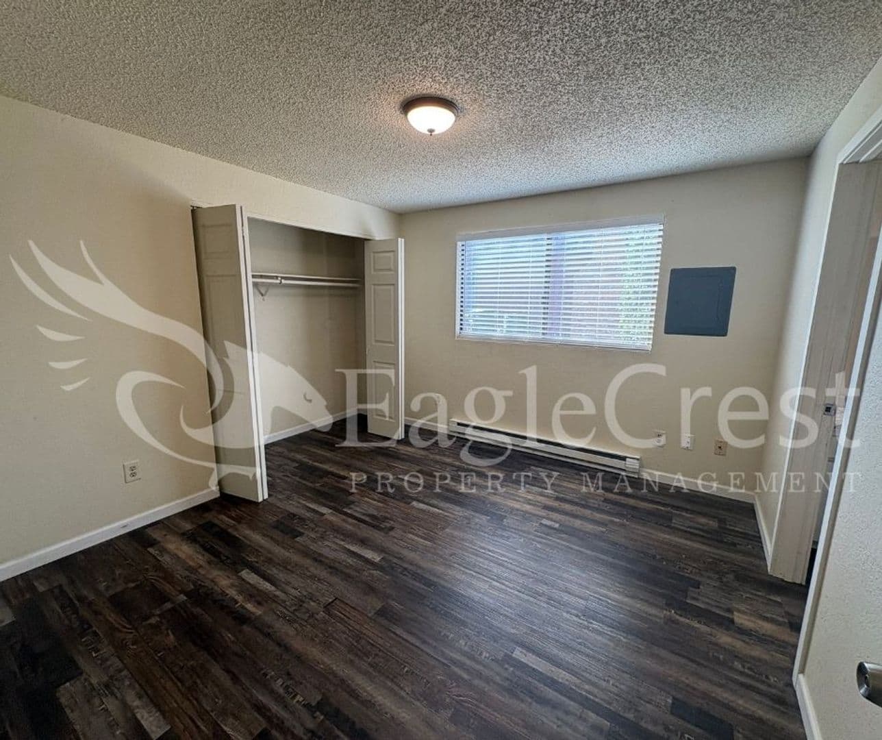 College Place Apartment: 320 NE C St