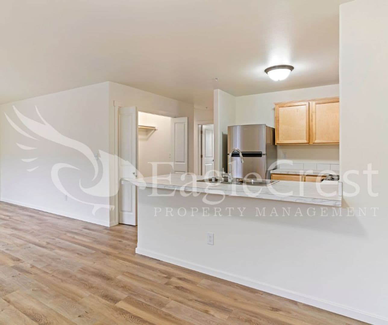 College Place Apartment: 942 NE Spitzenburg St